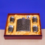 YX2005-LEATHER FLASK / W 4 SHOT GLASSES AND FUNNEL