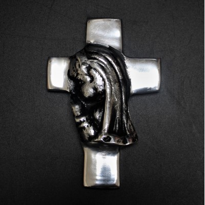 52356 - GIRL PRAYING WALL CROSS 