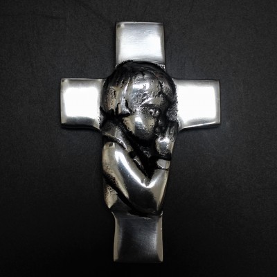 52355 - BOY PRAYING WALL CROSS