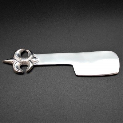22628 - FLEUR DE LI DESIGN CHEESE CUTTER
